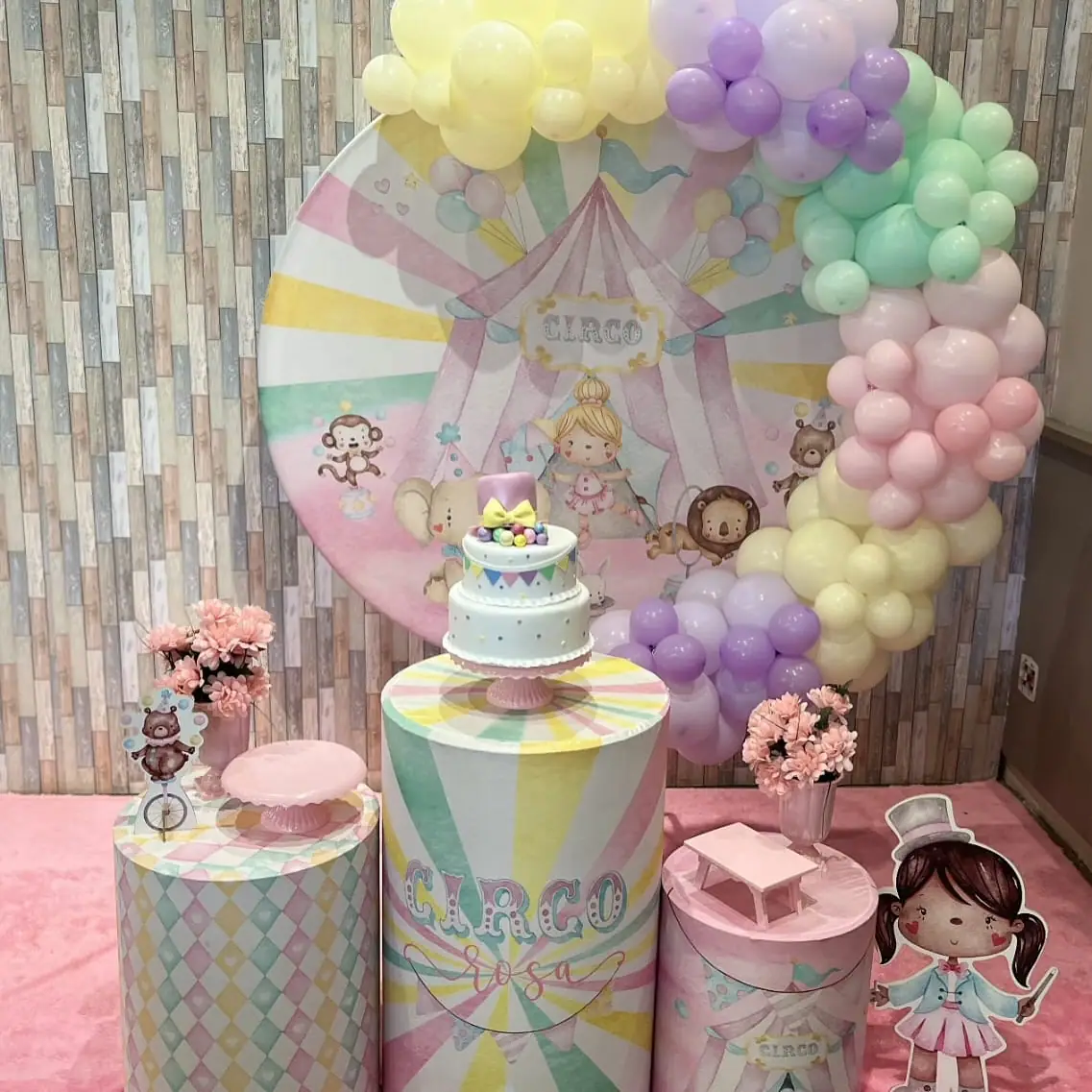Decoração de festa com tema Circo rosa montada no Recanto Mania