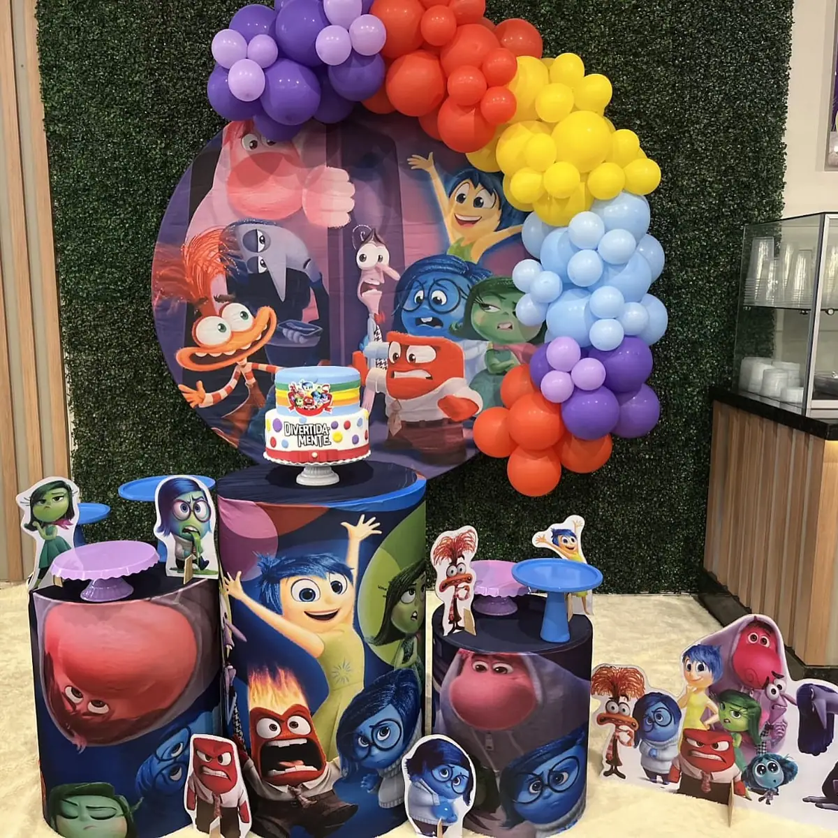 Decoração de festa com tema Divertida Mente montada no Recanto Mania