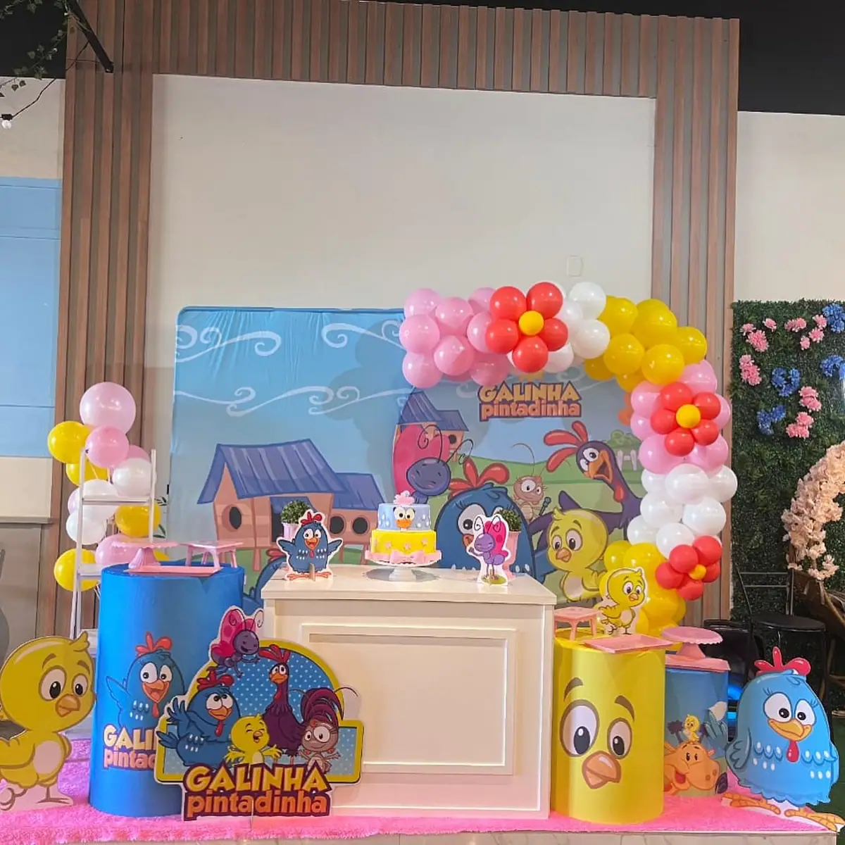 Decoração de festa com tema Galinha Pintadinha montada no Recanto Mania