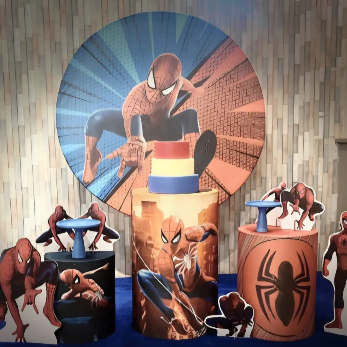 Decoração de festa com tema Homem-Aranha montada no Recanto Mania